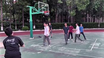 不是AI吗？这种弹性大球是真的能进标准篮筐的？😲